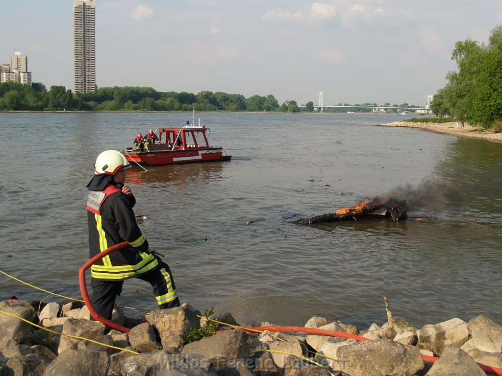 Kleine Yacht abgebrannt Koeln Hoehe Zoobruecke Rheinpark P158.JPG